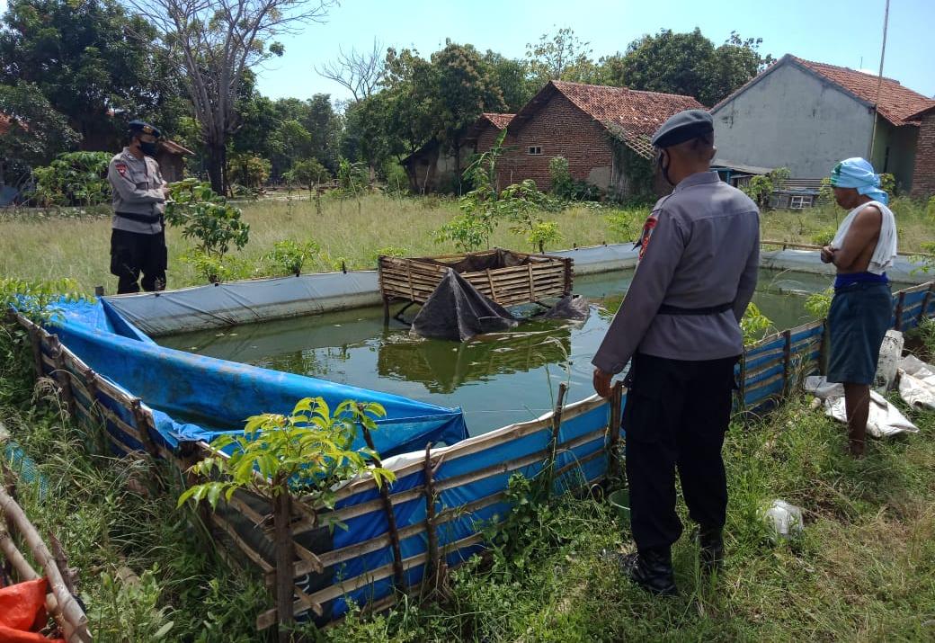 Personil Brimob Jabar Kunjungi Dan Edukasi Warga, Manfaatkan Lahan Tidak Produktif Jadi Produktif