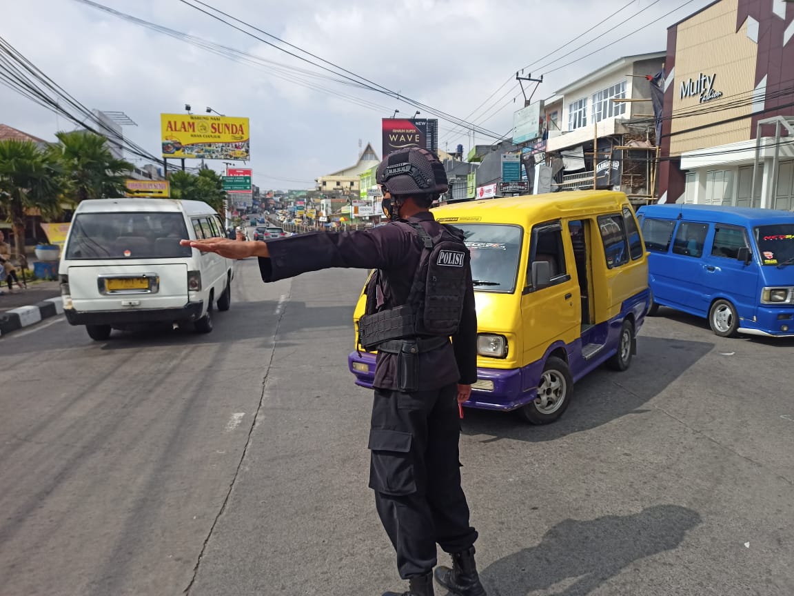 Masih Dalam Suasana Idul Fitri Anggota Brimob Jabar Tetap Lakukan Gatur Lalin Antisipasi Kemacetan