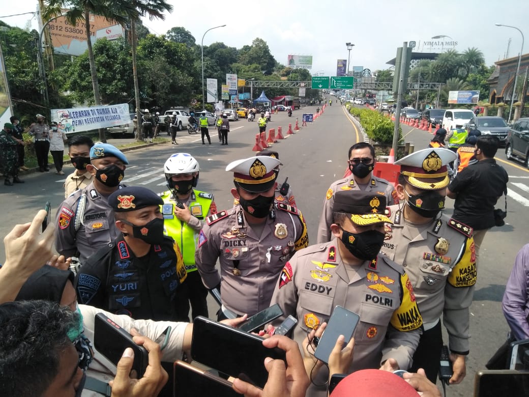 Antisipasi Penumpukan Kendaraan, Dansat Brimob Jabar Dampingi Wakapolda Cek Jalur Puncak