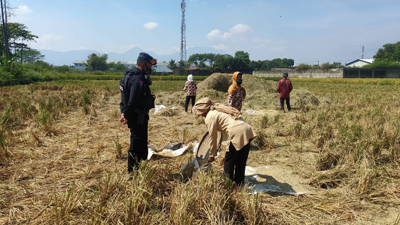 Sambangi Petani Cikancung, Brimob Jabar Sampaikan Pentingnya Prokes