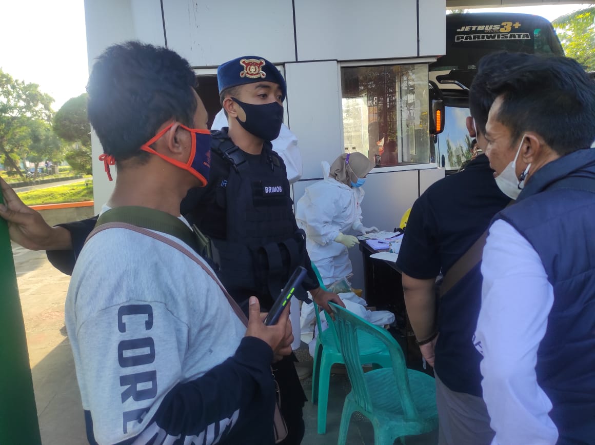 Brimob Polda Jabar di Posko Pangandaran Imbau Protokol Kesehatan