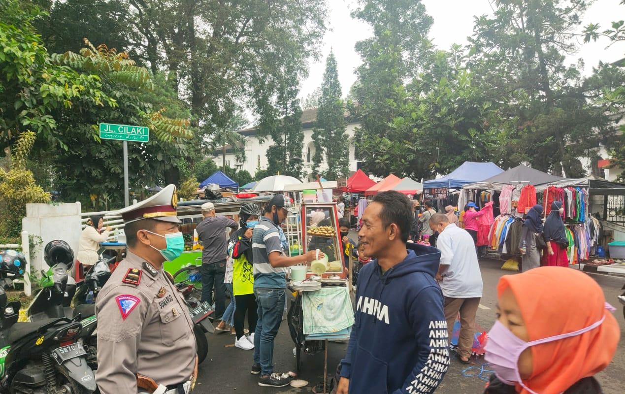 Cegah Penyebaran Corona Polsek Bandung Wetan Awasi Pengunjung Dan PKL Gasibu Patuhi 5M