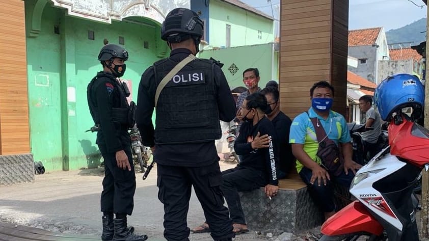 Brimob Jabar Sambangi Pangkalan Ojek Sawahdadap Berikan Himbauan Prokes