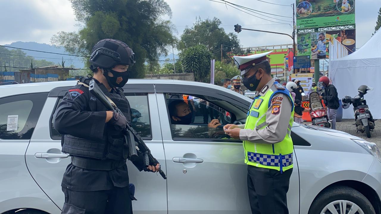 Personel Brimob Polda Jabar Laksanakan Pengamanan Di Pos Pam Check Point Grafika Cikole Lembang