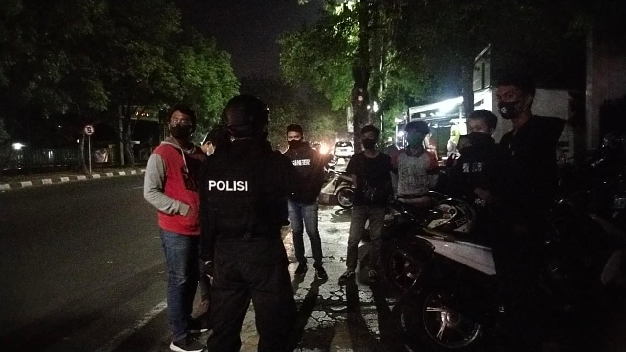 Patroli Harkamtibmas Brimob Jabar Sosialisasikan Pentingnya Disiplin Masker Kepada Anak Muda