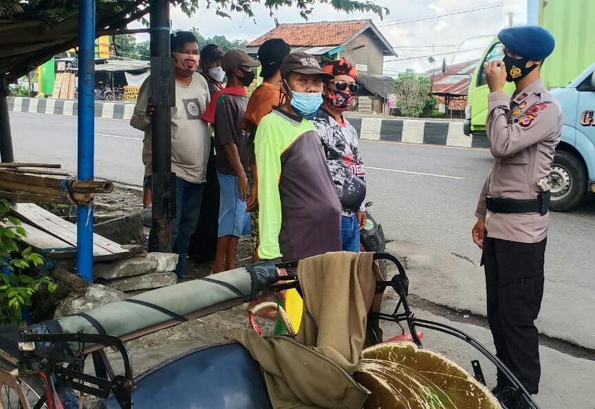 Brimob Jabar Sambangi Warga Wanasaba Kidul Sampaikan Prokes