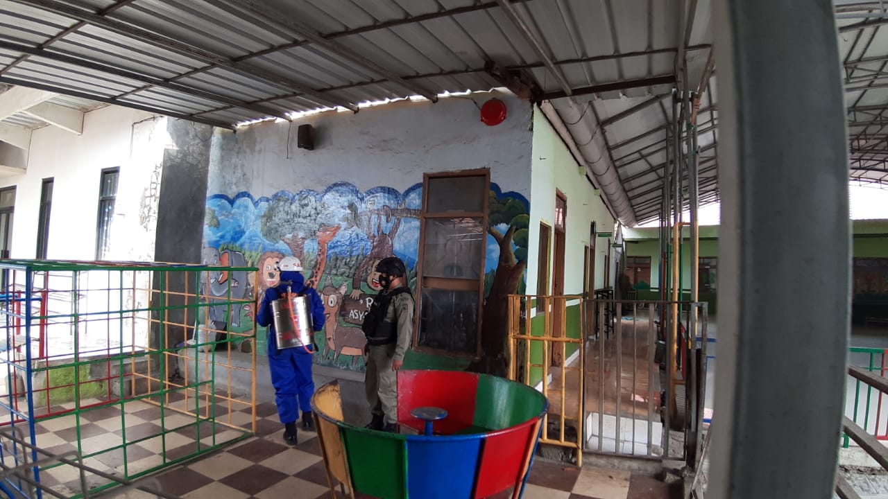 Brimob Jabar Semprotkan Disinfektan Di Lingkungan TK As-Syafiyah Jatinangor