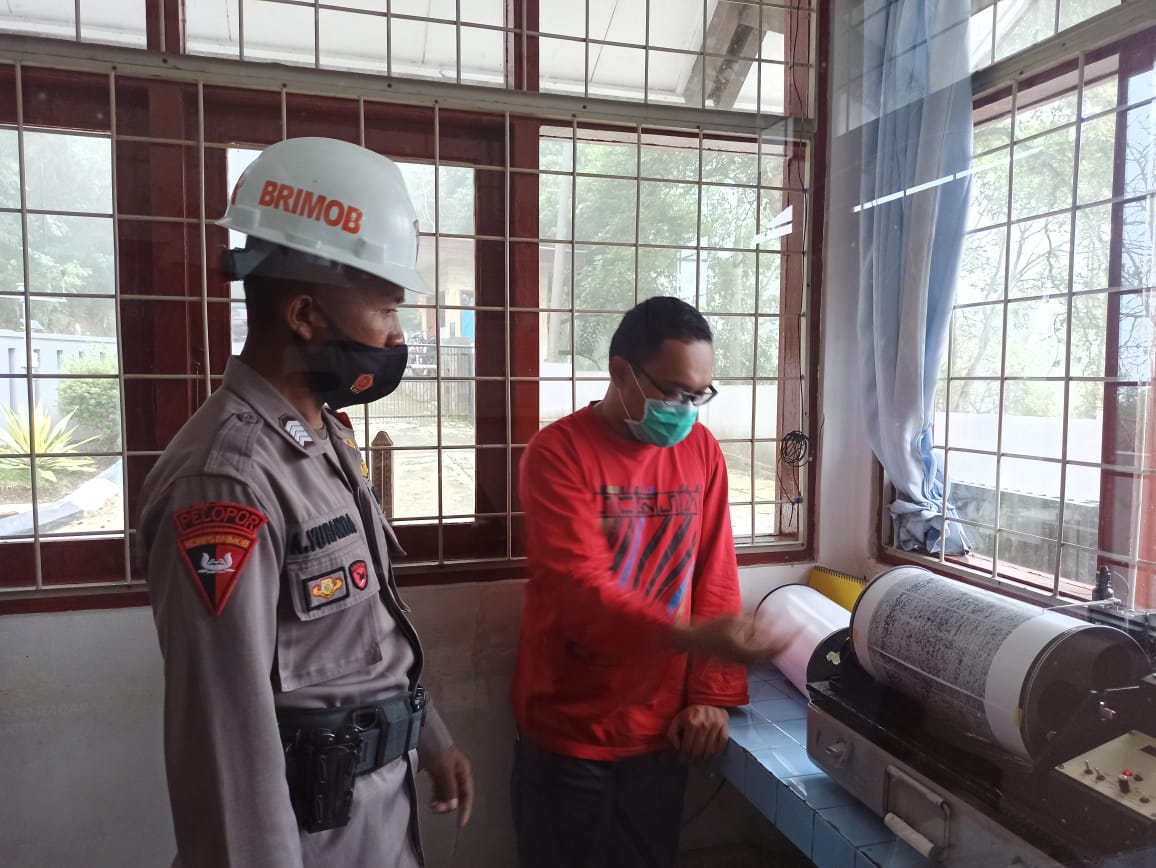 Personel SAR Brimob Jabar Patroli Ke Kantor Pusat Vulkanologi BMKG Gunung Tangkuban Parahu