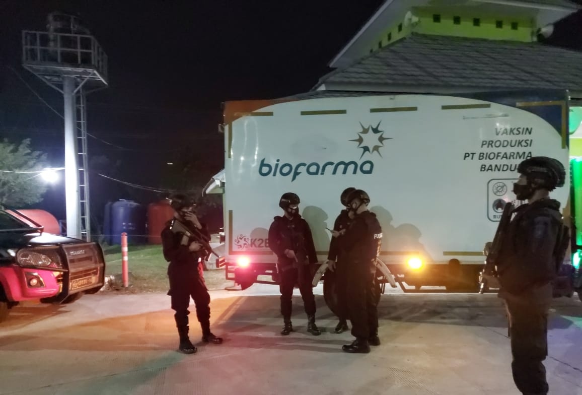 Brimob Jabar Lakukan Pengamanan dan Pengawalan Ketat Kedatangan Vaksin Covid 19
