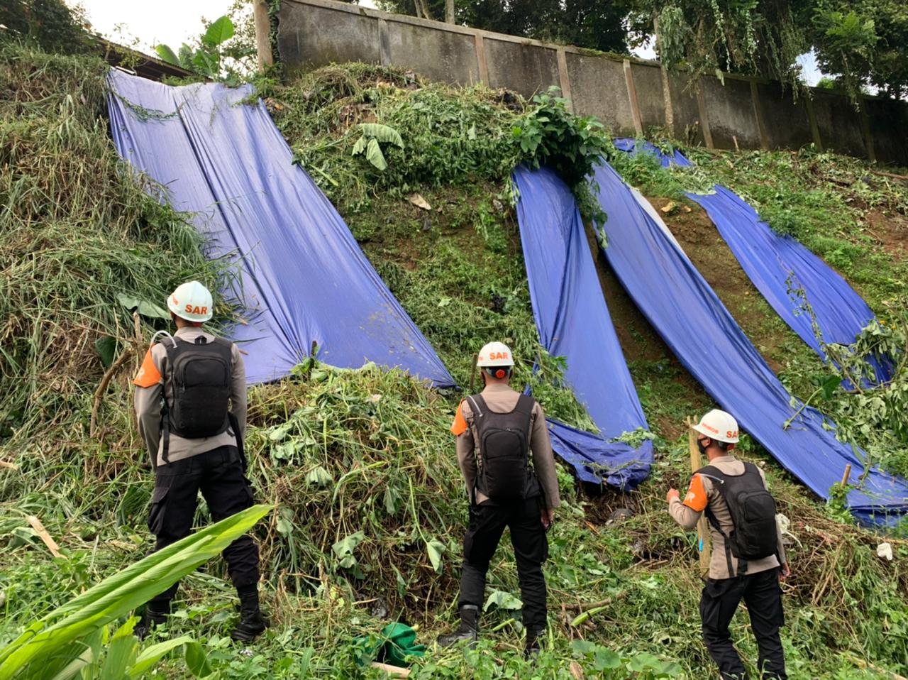 Tim SAR Brimob Jabar Lakukan Pengecekan Tebing Rawan Longsor Di Wilayah Cipanas