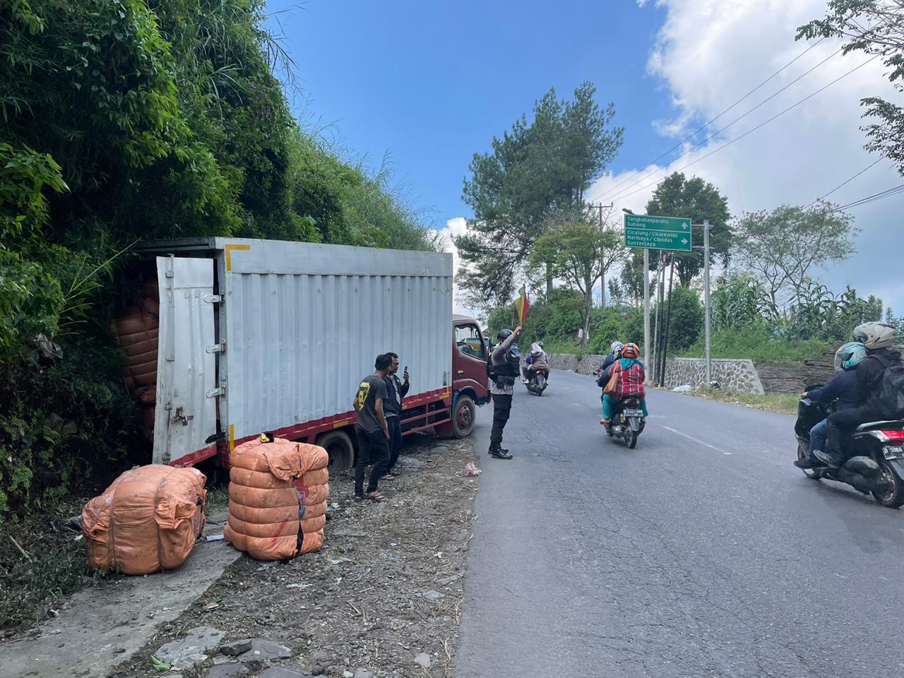 Brimob Jabar Evakuasi Laka Lantas Truk Pembawa Barang Yang Tergelincir