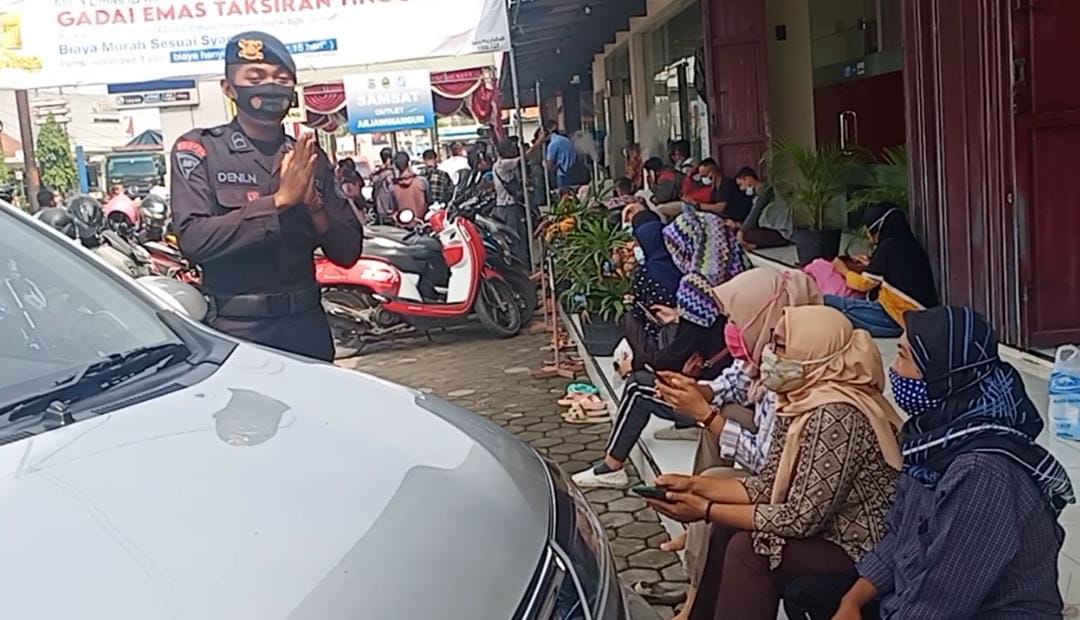 Brimob Jabar Ingatkan Warga Gempol Pentingnya Memakai Masker