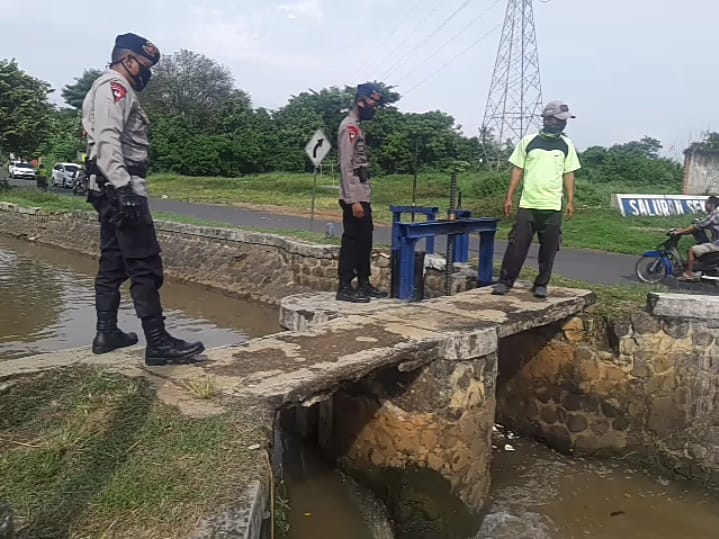 Bhakti Brimob Tanggap Banjir, Pengecekan Debit Air Rawan Meluap Di Saluran Irigasi Kedawung