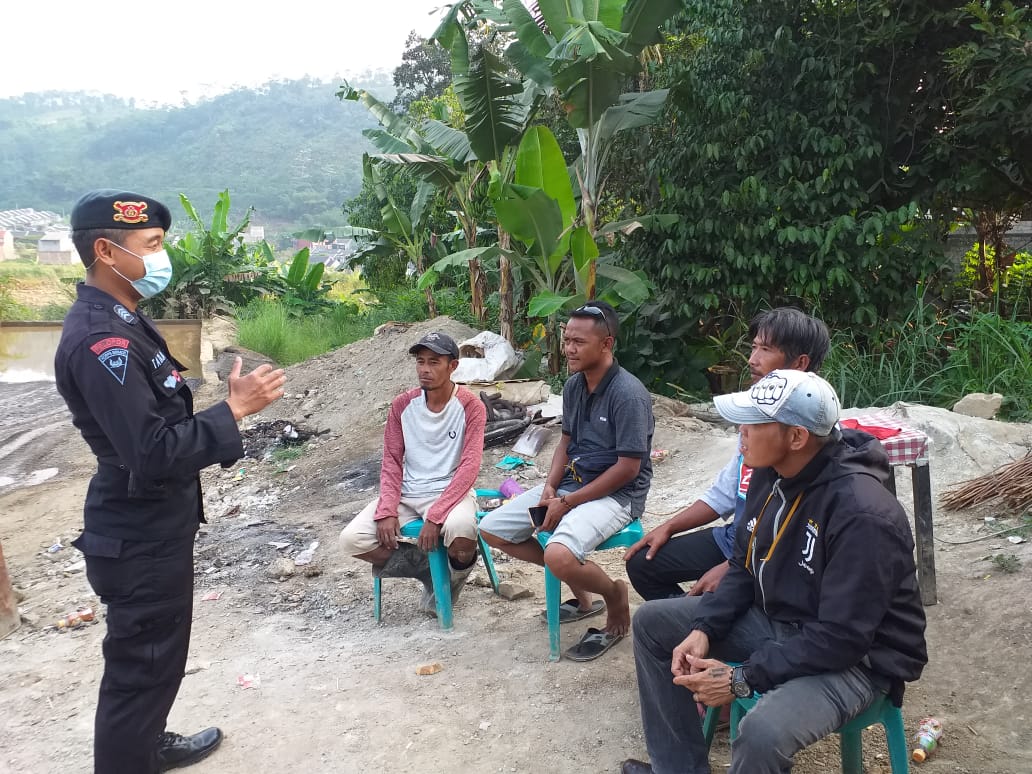 Brimob Polda Jabar Himbau Protokol Kesehatan Kepada Masyarakat Disekitar PT. KCIC