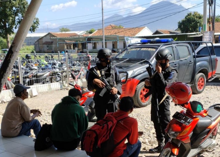 Sampaikan Pentingnya Prokes, Brimob Jabar Sambangi Stasiun Rancaekek