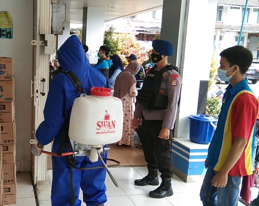 Cegah Penularan Virus Covid-19, Satuan Brimob Jabar Laksanakan Penyemprotan Disinfektan Di Minimarket