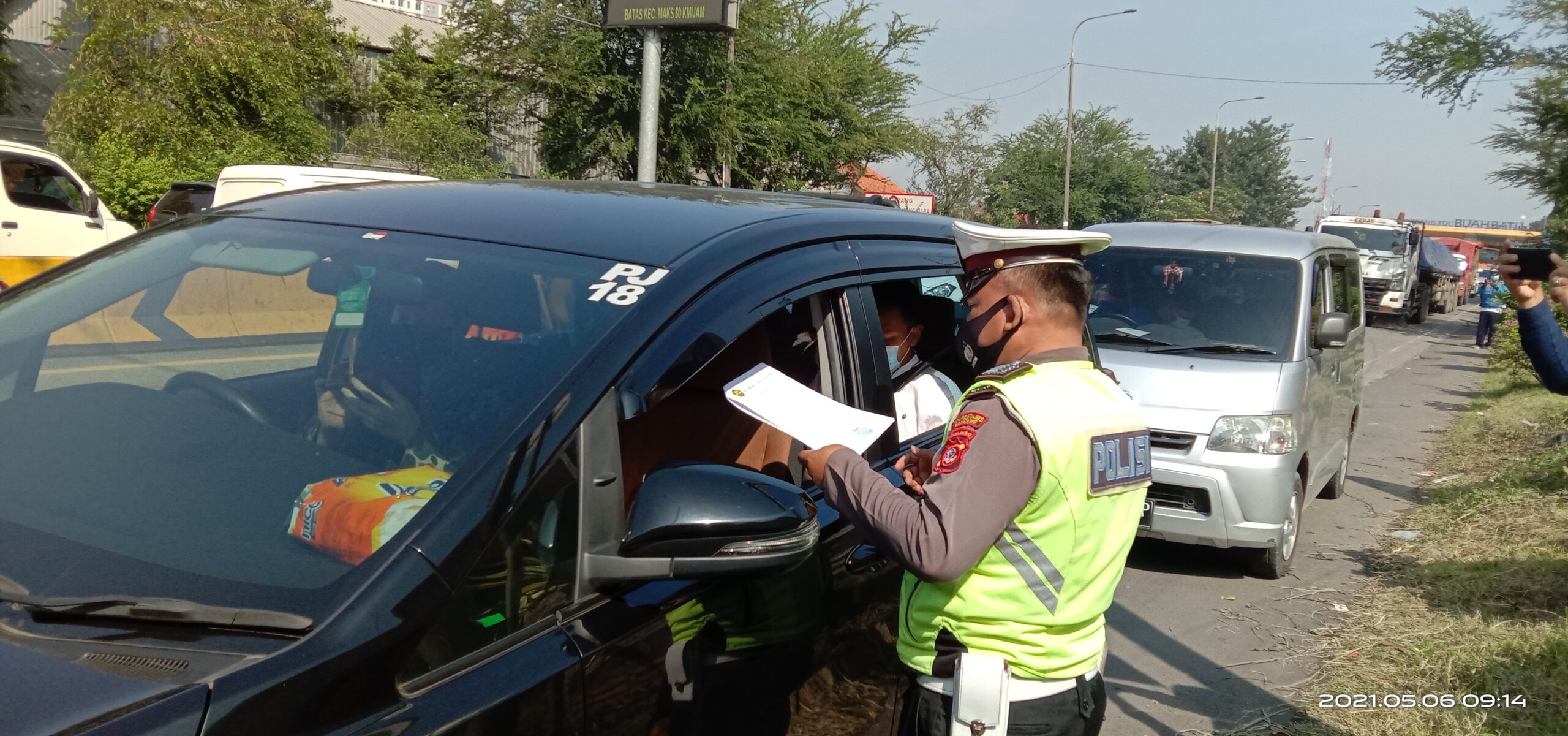 Kapolsek Bandung Kidul Pimpin Penyekatan dan Pemeriksaan di GT Buahbatu