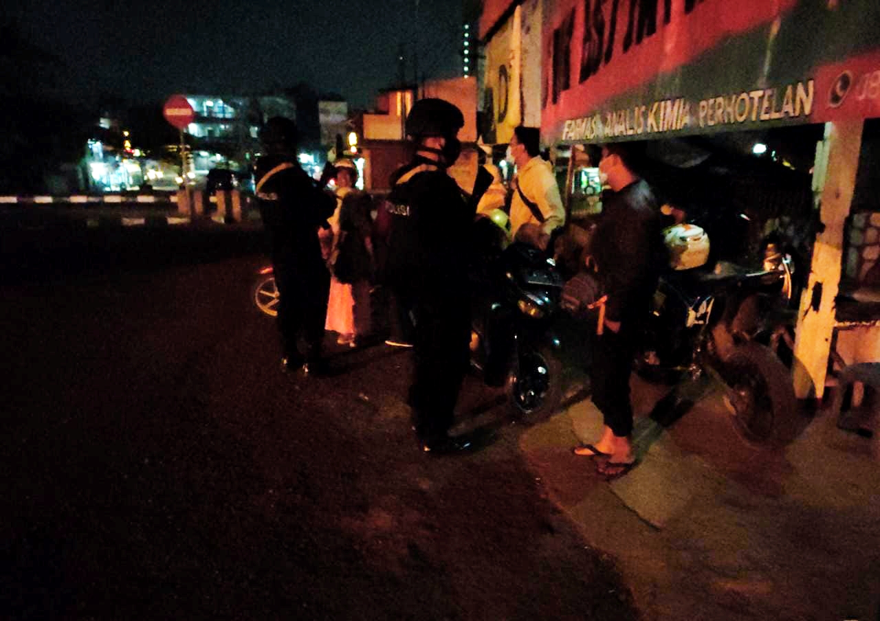 Brimob Jabar Gencarkan Penyuluhan Kepada Warga Jatinangor Agar Patuhi Prokes