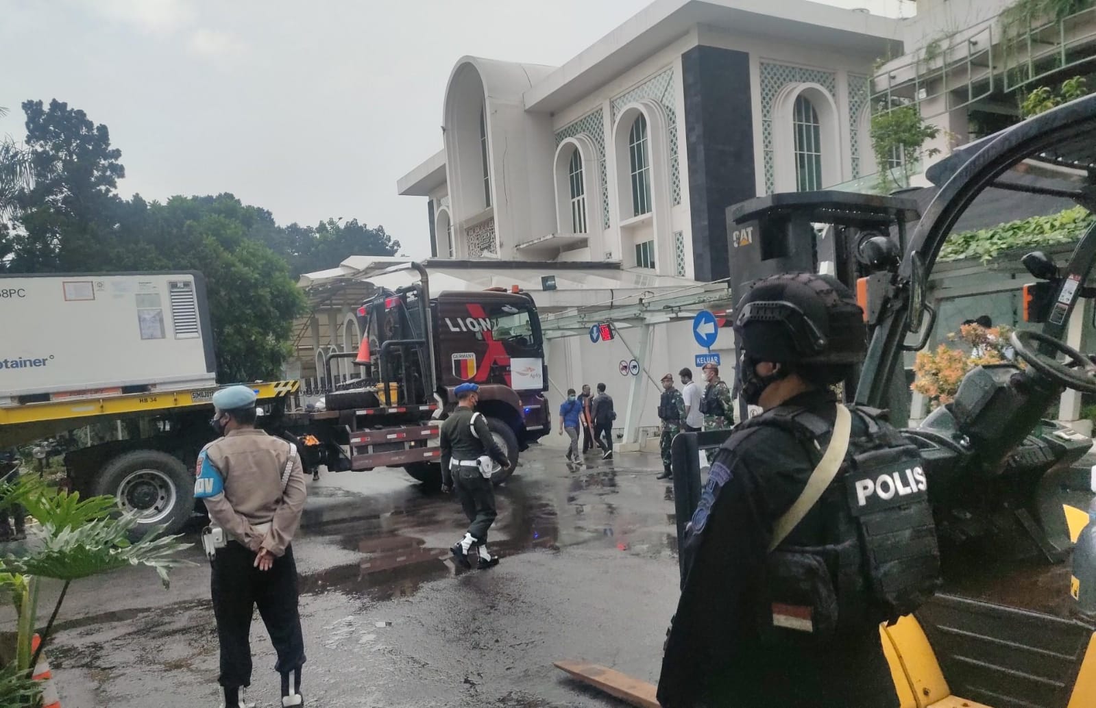 Brimob Polda Jabar Amankan Bahan Baku Vaksin