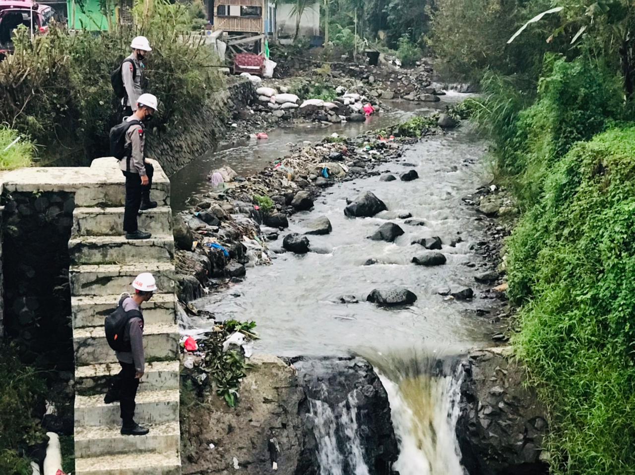 Antisipasi Bencana Alam, Tim SAR Brimob Jabar Cek Beberapa Pintu Sungai Wilayah Cianjur