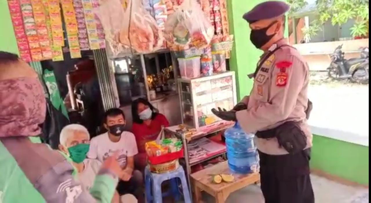 Brimob Jabar Gencarkan Patroli Dialogis Agar Warga Winong Gunakan Masker Selama Pandemi