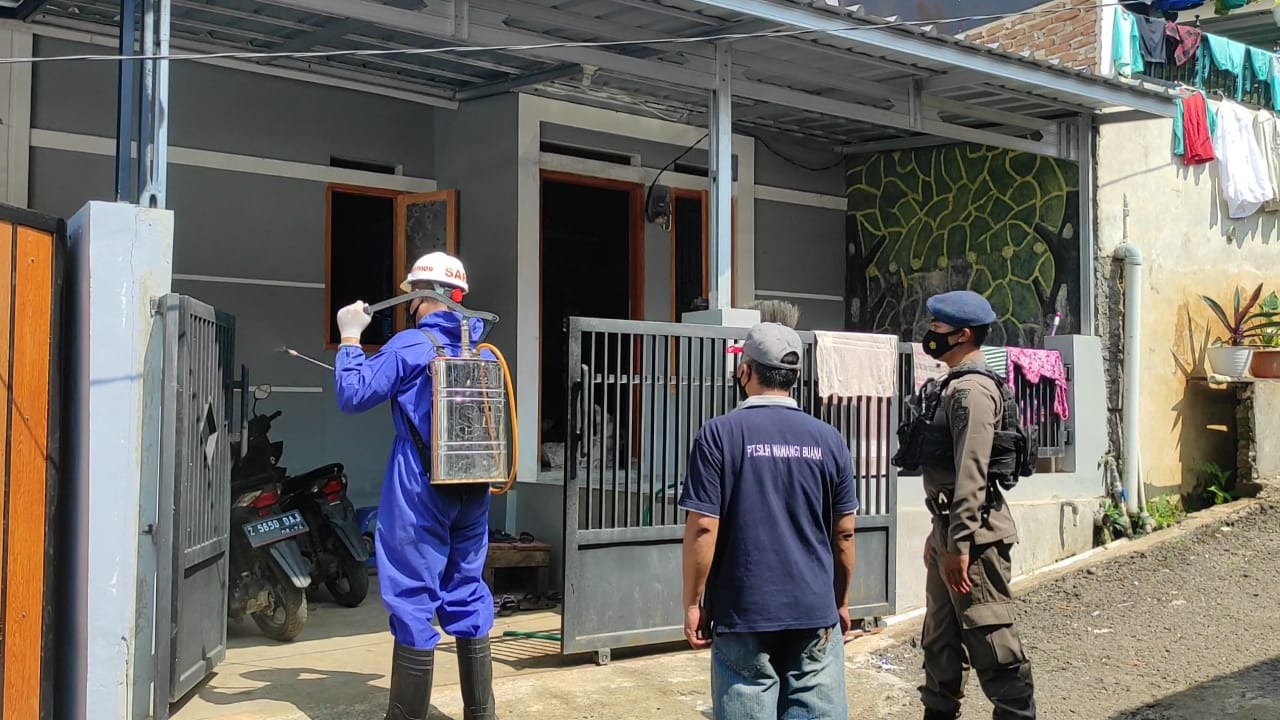 Putus Rantai Penularan Covid-19, Brimob Jabar Semptotkan Disinfektan di Lingkungan Perumahan
