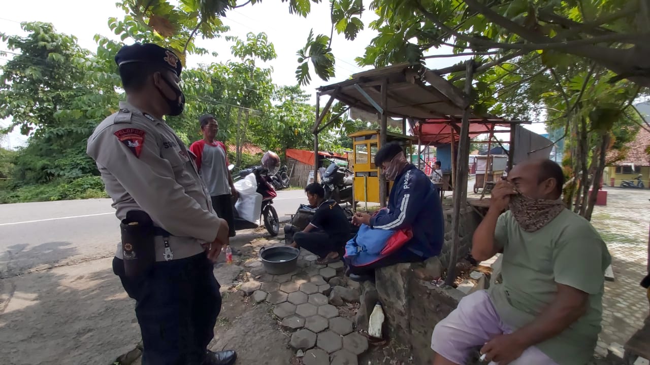 Secara Humanis, Para Personil Brimob Polda Jabar Sosialisasikan Prokes Kepada Masyarakat