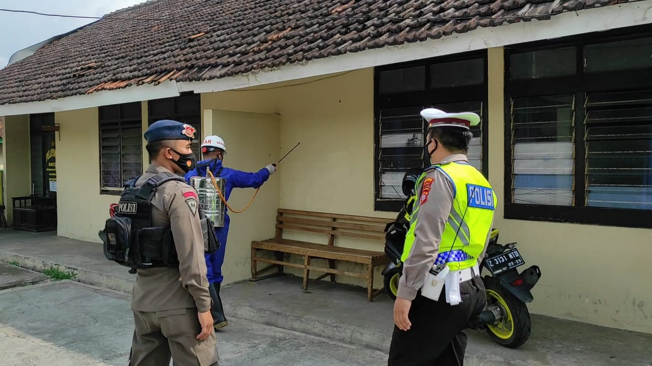 Mapolsek Banyuresmi Jadi Sasaran Semprotan Disinfektan Anggota Brimob Polda Jabar