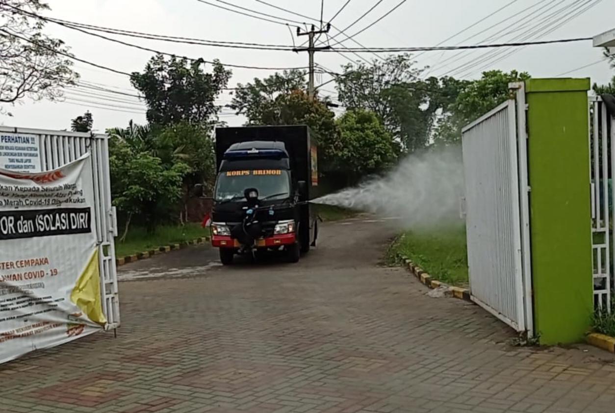 Unit KBR Brimob Jabar Semprot RW 08 Cicalengka Dengan Disinfektan