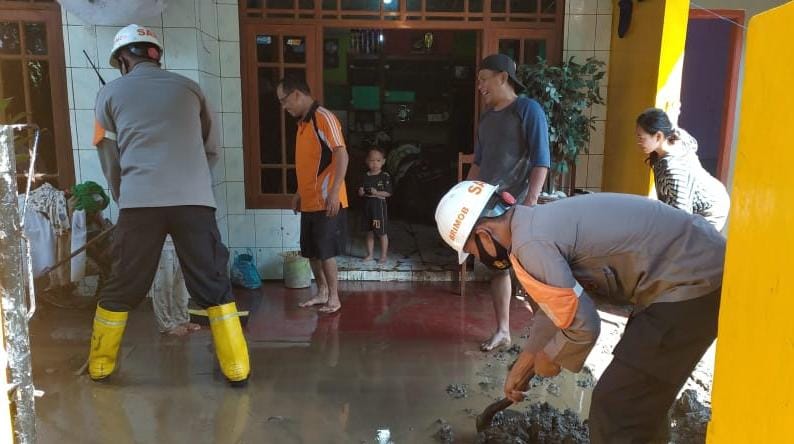 Tim SAR Brimob Polda Jabar Bantu Warga Pasca Banjir Di Solokan Jeruk Kab Bandung