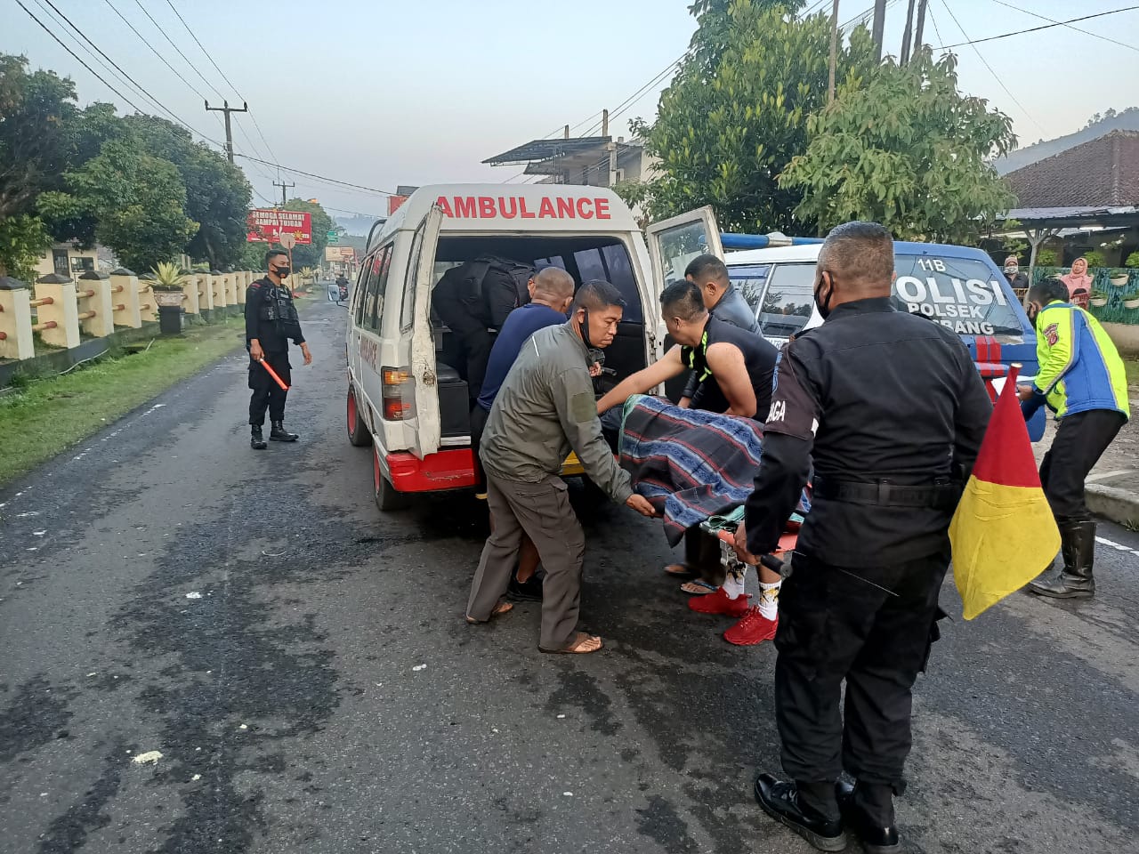 Personel Brimob Jabar Sigap Bantu Korban Laka Lantas Di Jalan Raya Cikole Lembang Bu