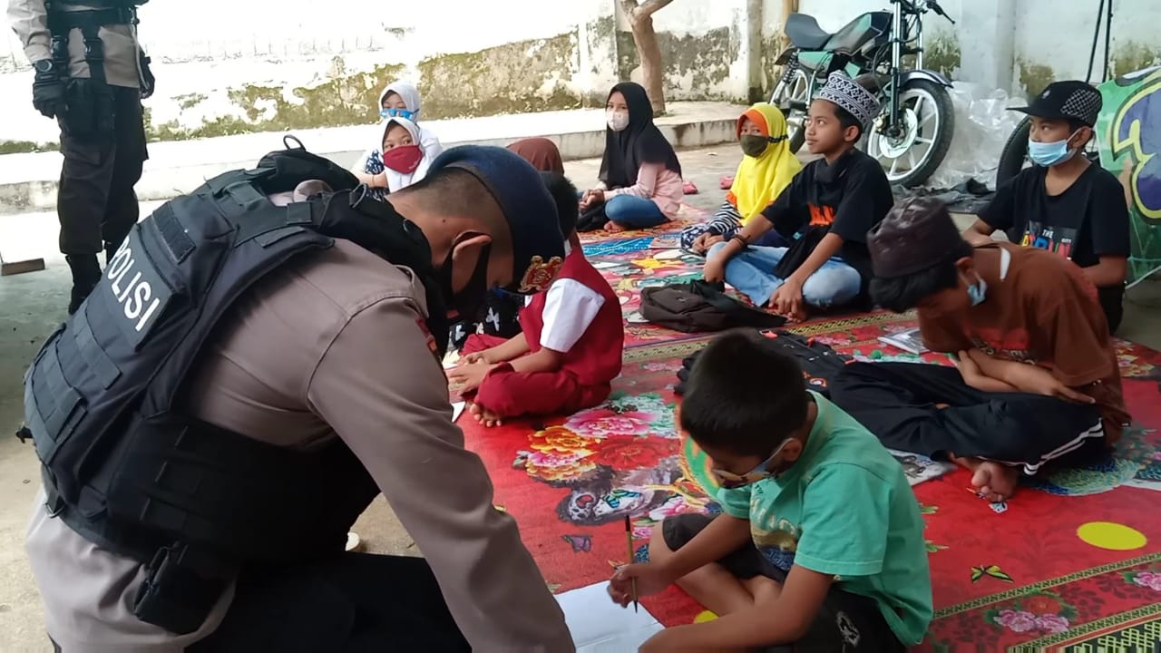 Sekolah Tatap Muka Kembali Diliburkan, Brimob Jabar Laksanakan Program Brain di Cilawu