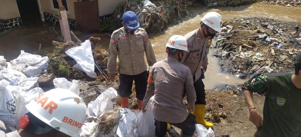 Tim SAR Satbrimob Polda Jabar Bersama Masyarakat Gotong Royong Bantu Tanggul Darurat Pasca Jebol