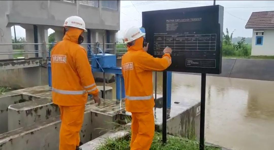 Antisipasi Banjir, Brimob Jabar Pantau Pintu Air Sungai Di Wilayah Cirebon