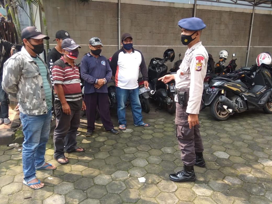 Personil Brimob Jabar Tegur Masyrakat Subang Yang Tidak Mentaati Protokol Kesehatan