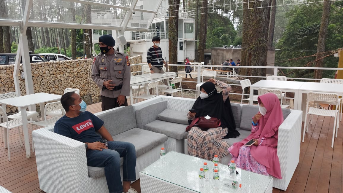 Himbau Prokes Wisatawan Lembang, Bukti Nyata Bhakti Brimob Jabar Untuk Masyarakat