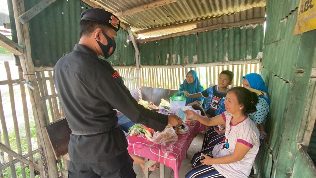 Bagikan Masker Kepada Warga, Brimob Jabar Imbau Patuhi Aturan Cegah Pandemi Virus Covid-19