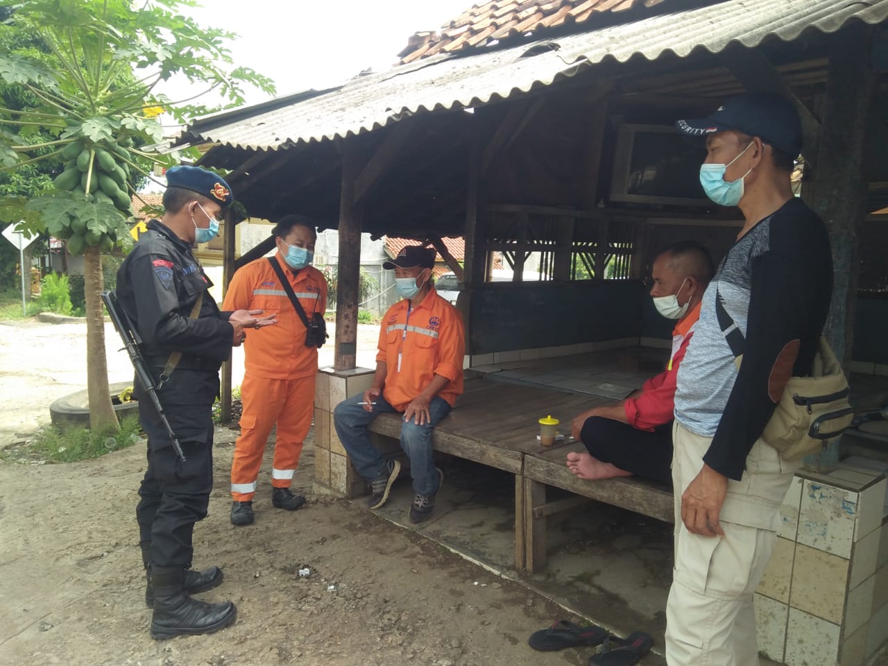 Bripka Iwan Cahyono Personil Brimob Jabar Terus Himbau Masyarakat Agar Terapkan Prokes