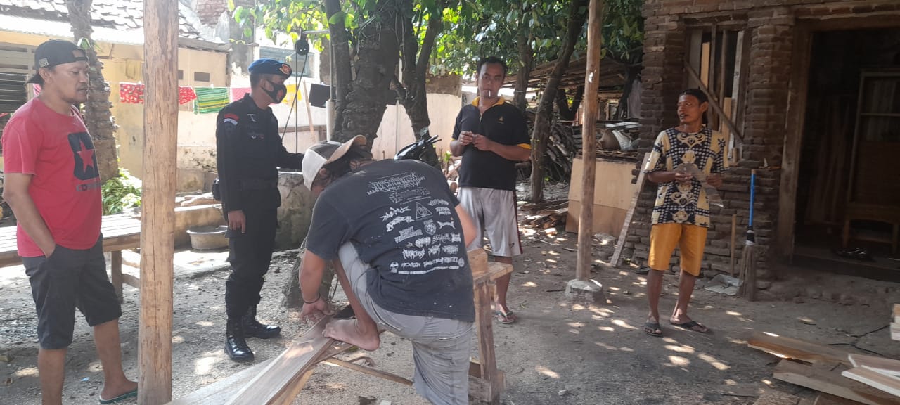 Brimob Jabar Sambangi Warga Kedawung Sampaikan Prokes Dan Kamtibmas
