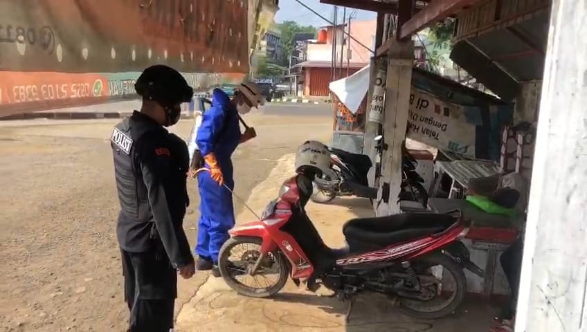 Brimob Jabar Kembali Semprotkan Cairan Disinfektan Di Lingkungan Jatinangor