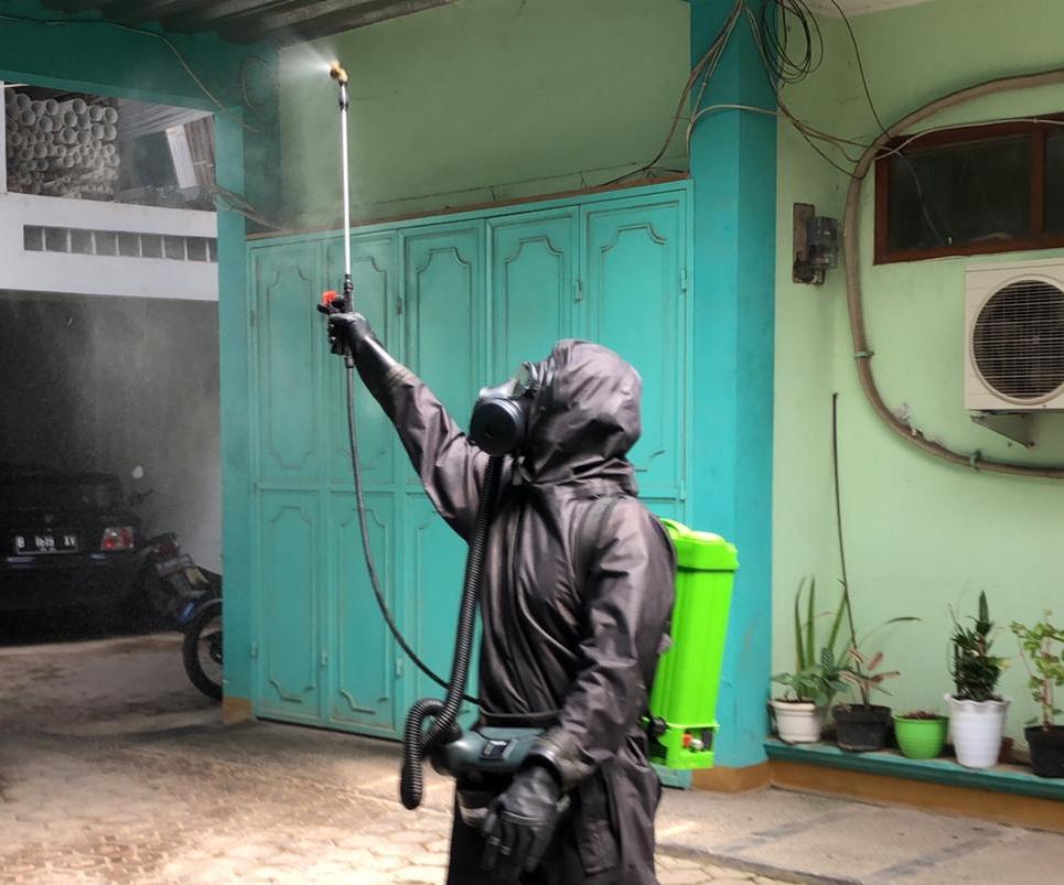KBR Brimob Polda Jabar Gelar Penyemprotan Disinfektan di Rancabolang Buahbatu