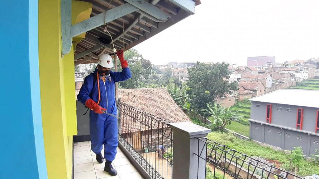 Brimob Jabar Rutin Semprotkan Cairan Disinfektan Di Wilayah Jatinangor