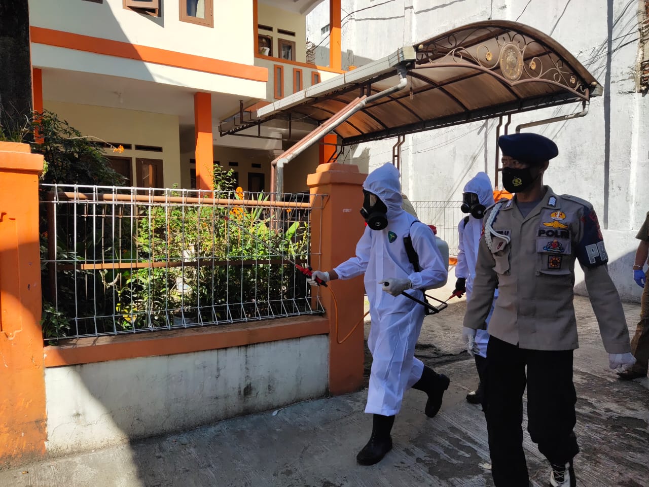 Cegah Penyebaran Covid-19 Semakin Meluas, Personel Brimob Jabar Rutin Semprotkan Disinfektan 