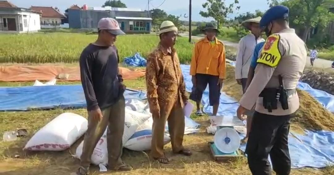 Brimob Jabar Himbau Petani Desa Winong Taati Prokes