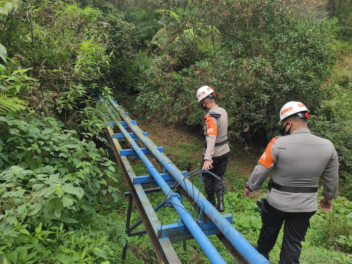 Brimob Polda Jabar Lakukan Pengecekan Saluran Air Kaki Gunung Tangkuban Perahu