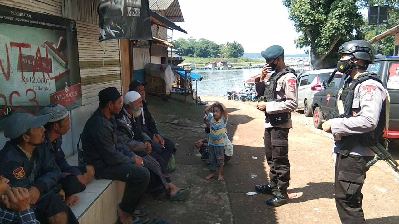 Personil Brimob Jabar Himbau Masyarakat Kampung Jangari Untuk Disiplin Protokol Kesehatan