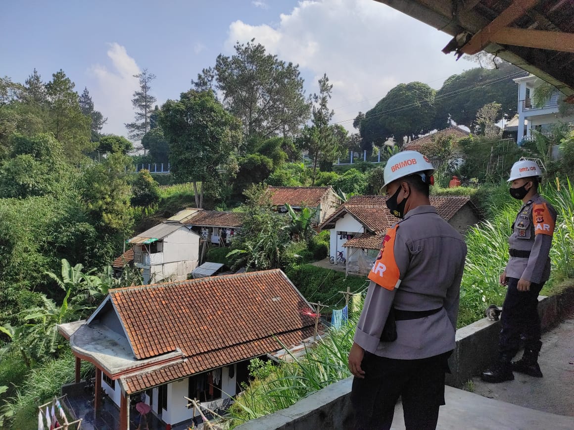 SAR Brimob Cek Lokasi Punclut Yang Akan Rawan Longsor