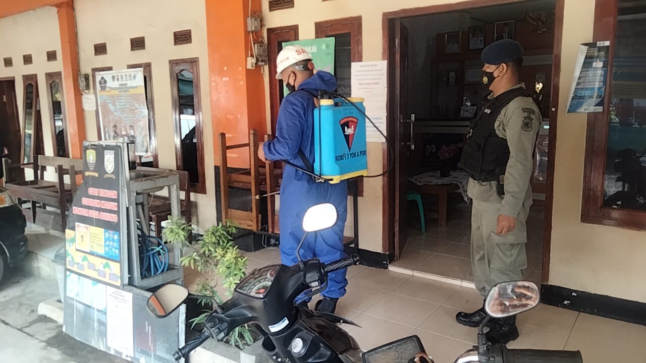 Kantor Desa Sayang Jadi Sasaran Penyemprotan Disinfektan Anggota Brimob Jabar