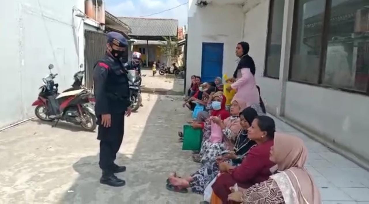 Brimob Jabar Tak Pernah Lelah Sampaikan Himbauan Prokes Kepada Warga Talun