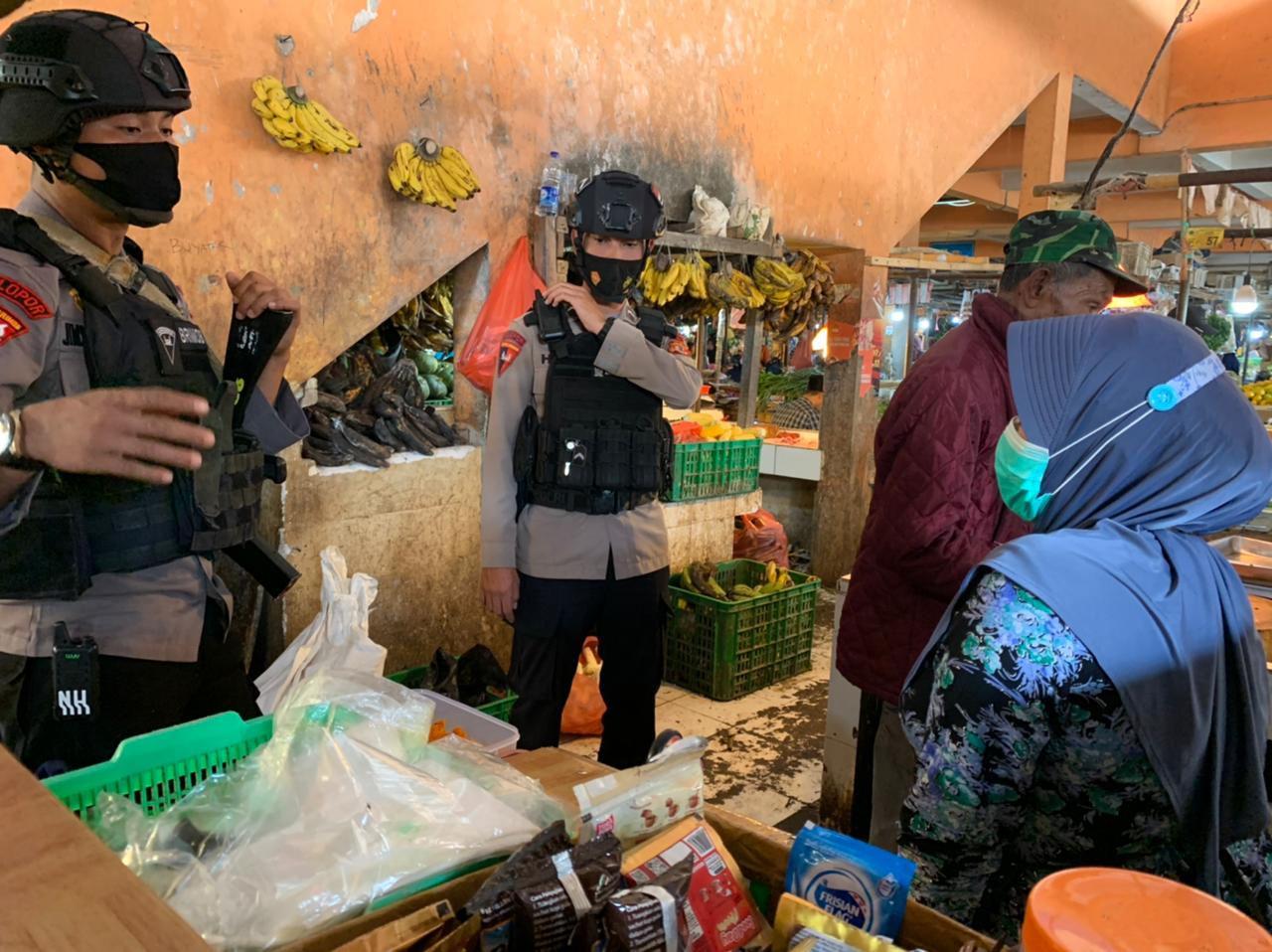 Cegah Penulatan Covid-19 Patroli Brimob Jabar Ajak Pedagang Pasar Patuhi 3M
